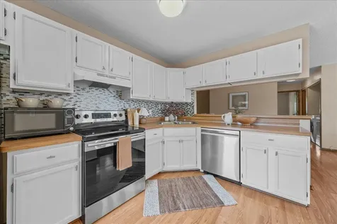 1604 Helmo Avenue N Oakdale MN 55128