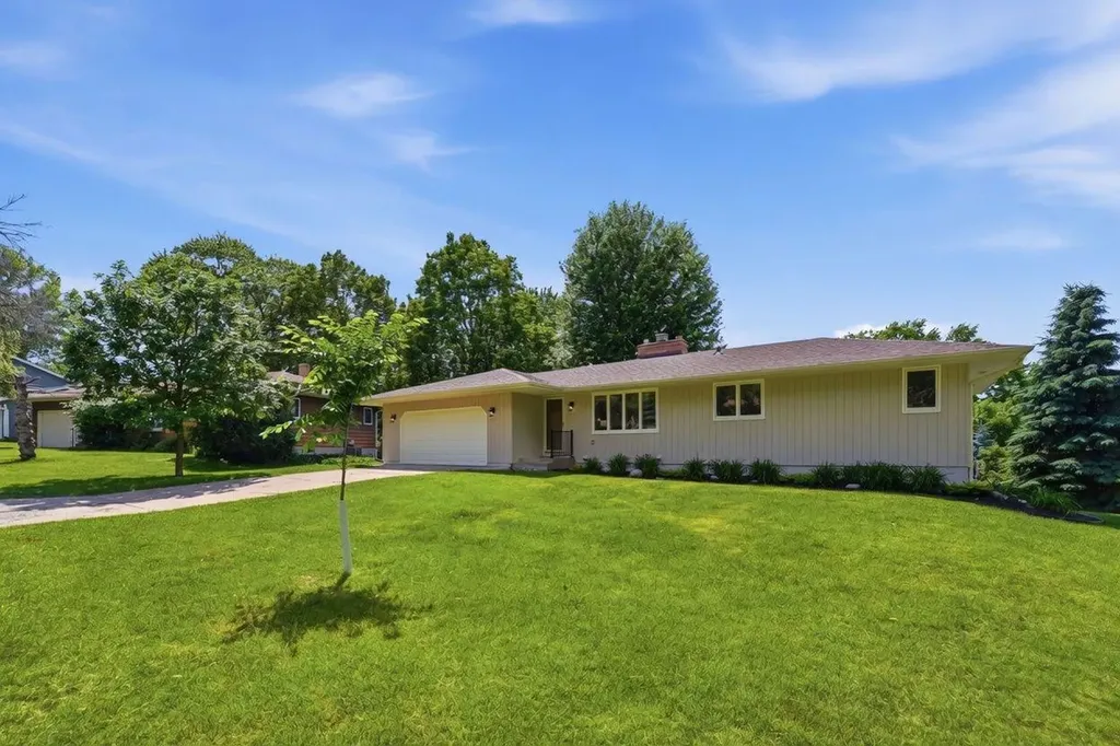 635 Iona Lane Roseville MN 55113