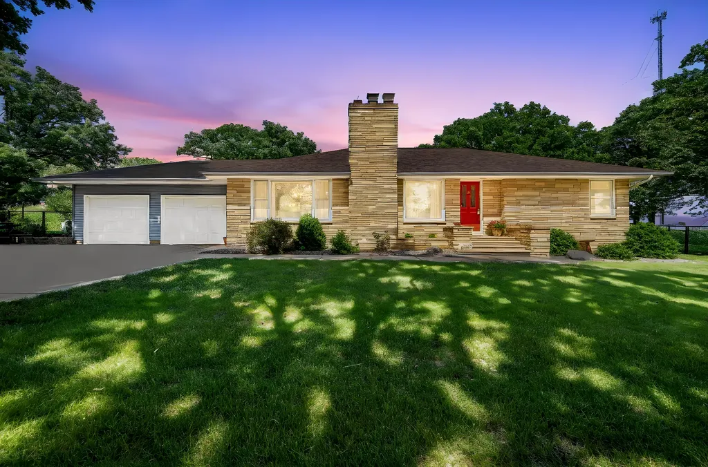 11990 380th Avenue Blue Earth MN 56013