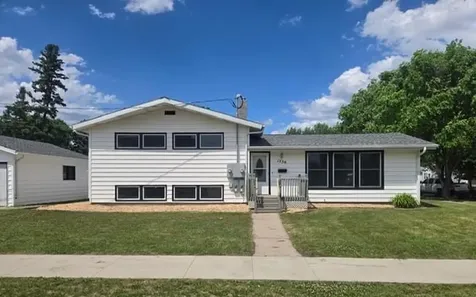 1536 10th Avenue N Moorhead MN 56560