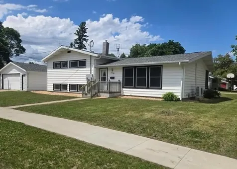 1536 10th Avenue N Moorhead MN 56560