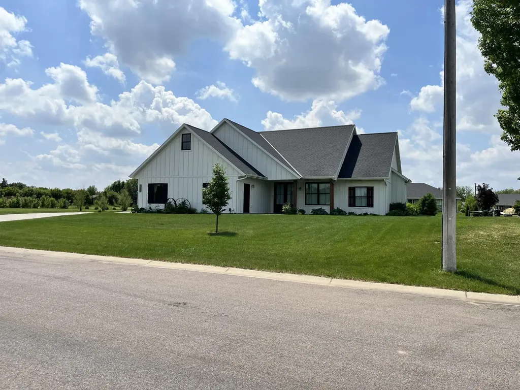 721 St James Circle Litchfield MN 55355