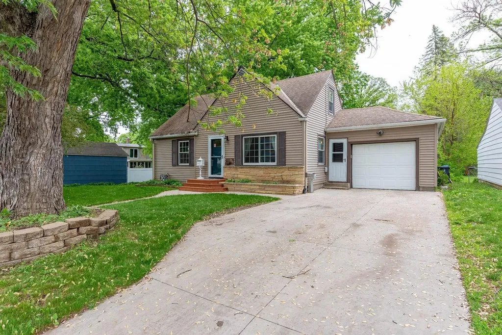 1215 Woodland Avenue Mankato MN 56001