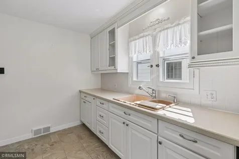 2133 Highland Parkway Saint Paul MN 55116