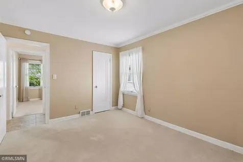2133 Highland Parkway Saint Paul MN 55116