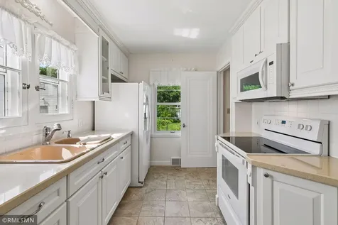 2133 Highland Parkway Saint Paul MN 55116