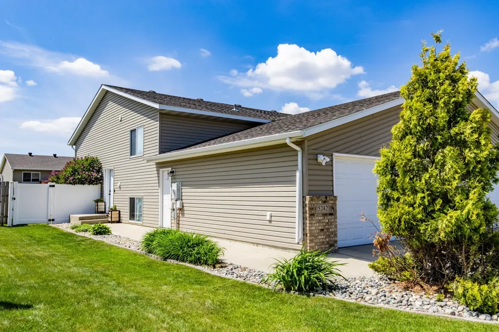 5242 49th Avenue S Fargo ND 58104