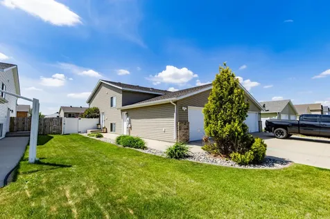 5242 49th Avenue S Fargo ND 58104