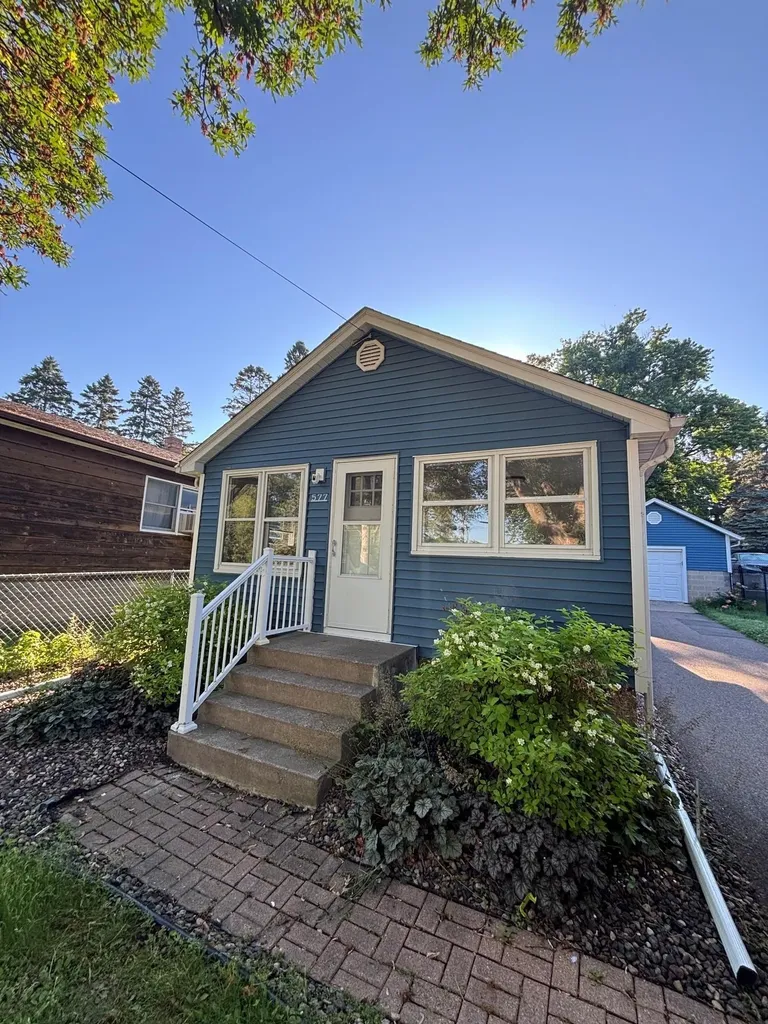 577 Glenbrook Avenue N Oakdale MN 55128