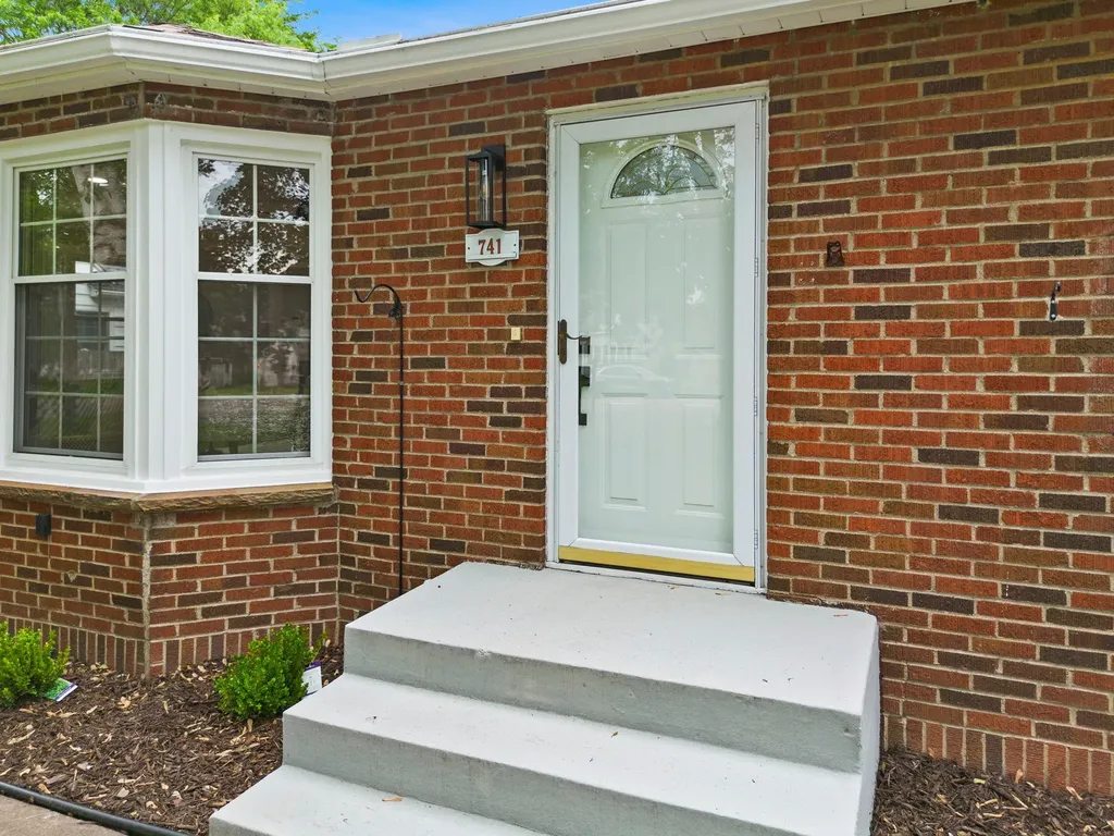 741 Roselawn Avenue E Maplewood MN 55117