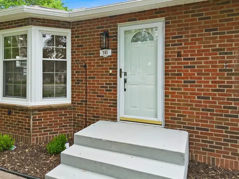 741 Roselawn Avenue E Maplewood MN 55117