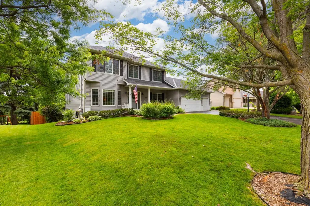 1119 Bluff Pass S Chaska MN 55318