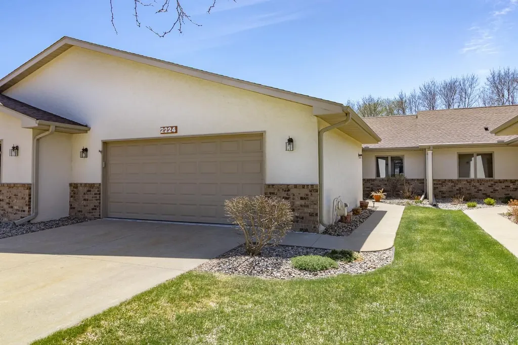 2224 Pinewood Drive Shakopee MN 55379
