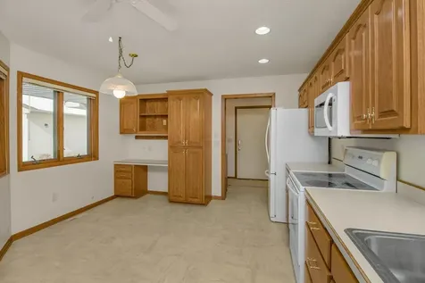 2224 Pinewood Drive Shakopee MN 55379
