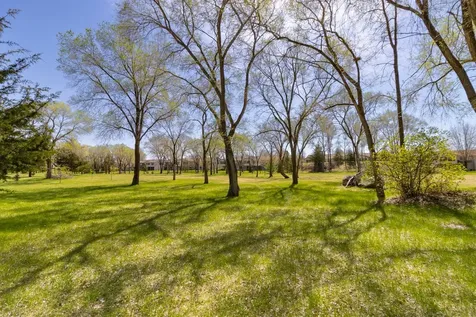 2224 Pinewood Drive Shakopee MN 55379
