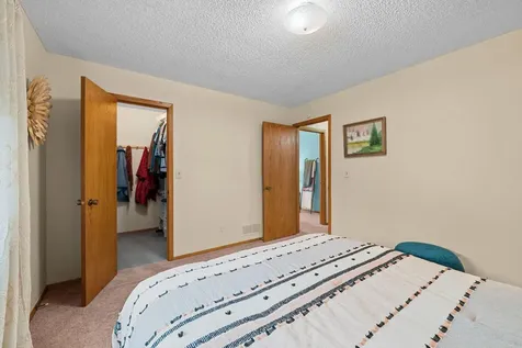 2581 Henslow Avenue N Oakdale MN 55128