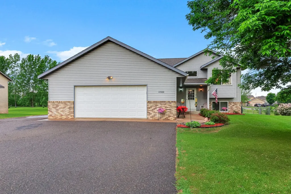 37888 Hawthorne Avenue North Branch MN 55056