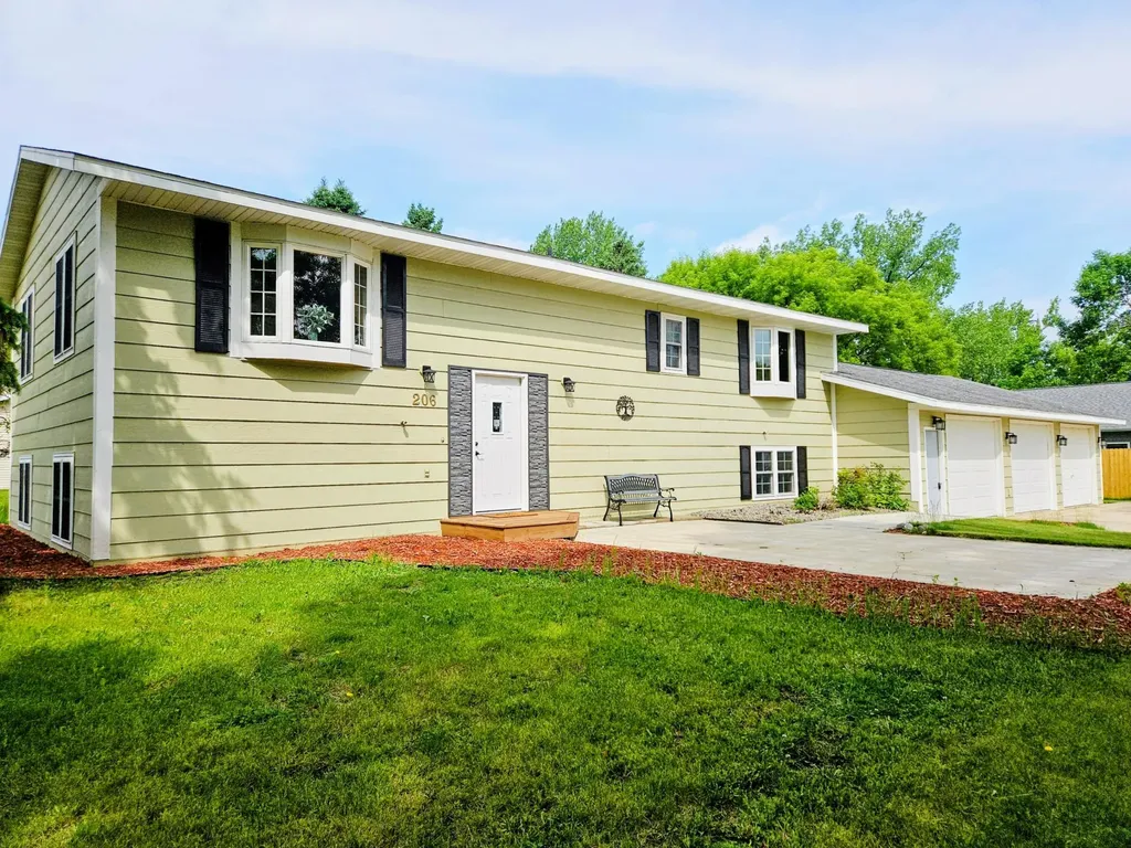 206 Pine Street SW New London MN 56273