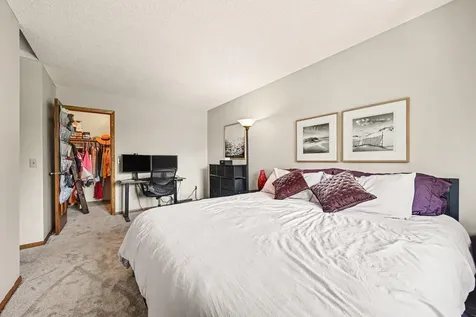 5654 Chatsworth Street N Shoreview MN 55126