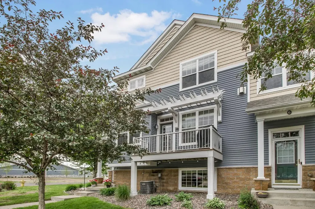 1691 Village Trail E Maplewood MN 55109