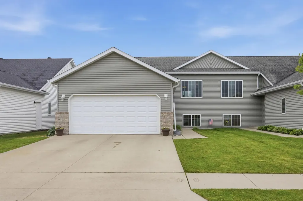 1551 34th Avenue S Moorhead MN 56560