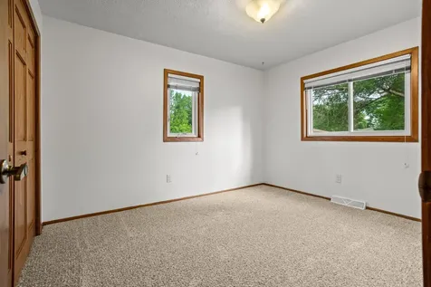 1907 25 1/2 Avenue S Fargo ND 58103