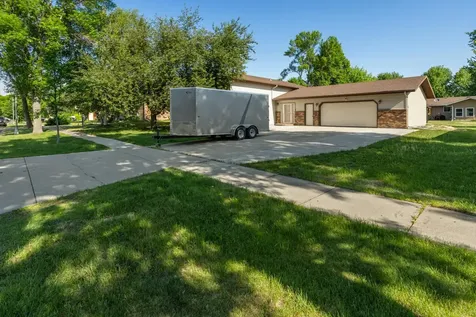1907 25 1/2 Avenue S Fargo ND 58103