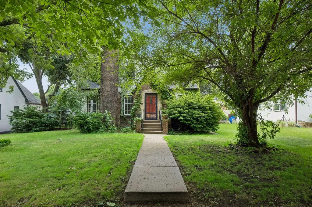 1390 Iowa Avenue W Falcon Heights MN 55108