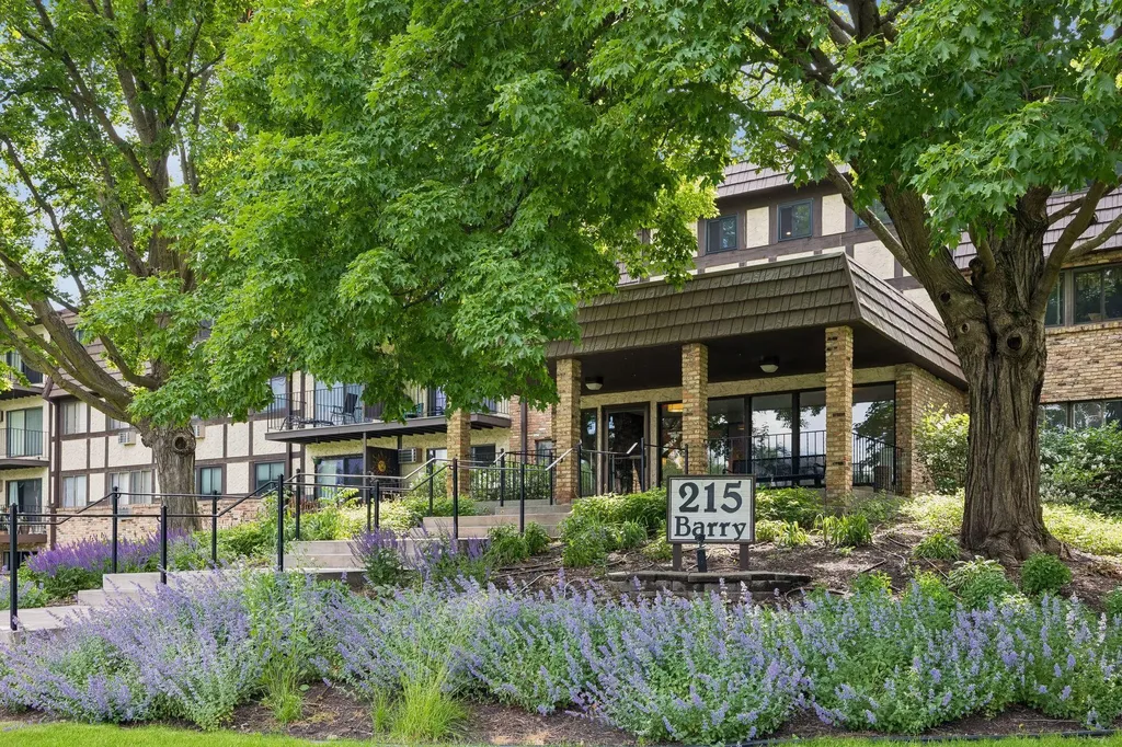 215 Barry Avenue S Wayzata MN 55391