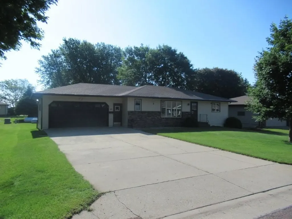 513 S Elizabeth Avenue Hills MN 56138