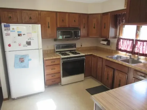 513 S Elizabeth Avenue Hills MN 56138