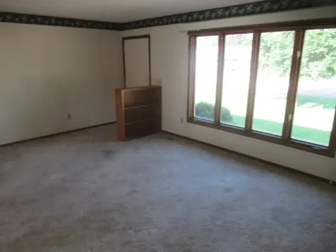 513 S Elizabeth Avenue Hills MN 56138