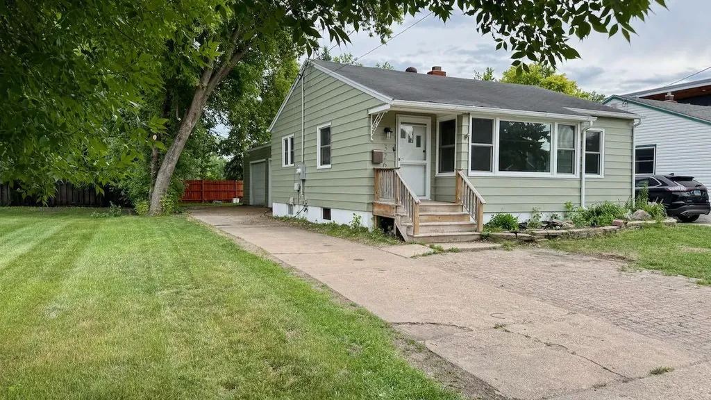 326 Elmwood Avenue S Fargo ND 58103