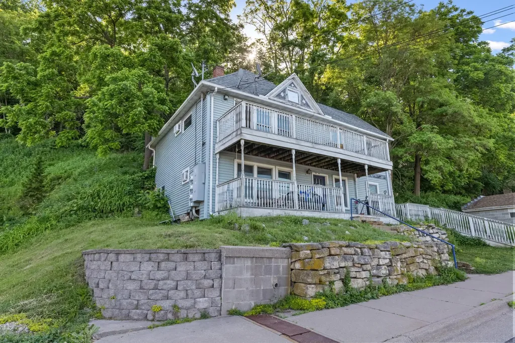 108 S Hill Street Fountain City WI 54629