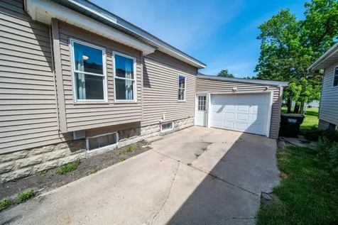513 8th Ave SE Waseca MN 56093
