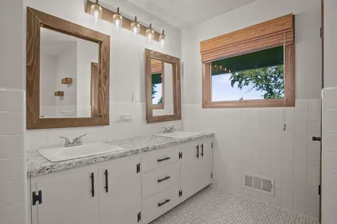 565 Lakota Lane Chaska MN 55318