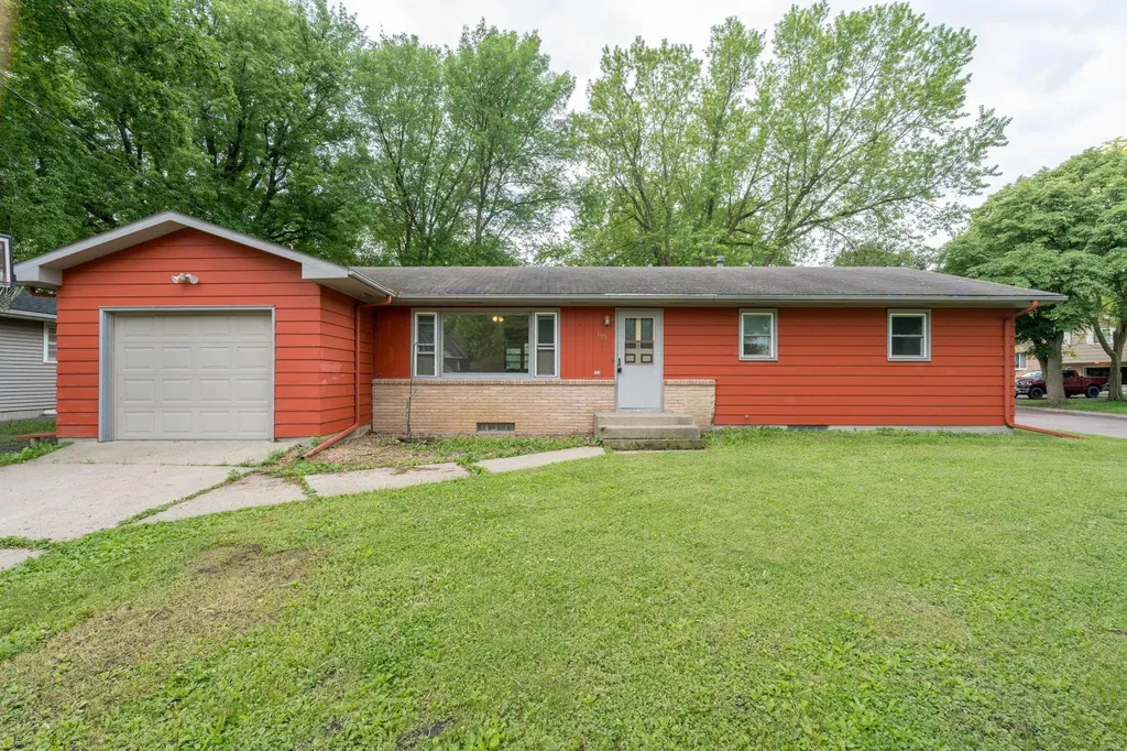 395 W Minnesota Street Le Center MN 56057