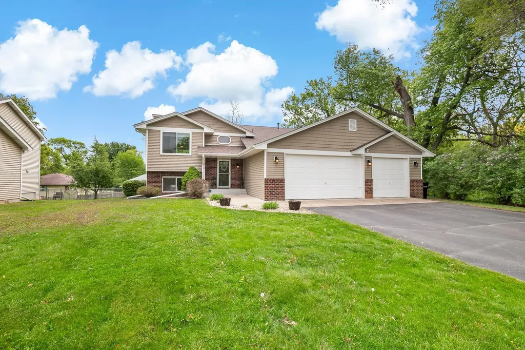 1896 Adele Street Maplewood MN 55109