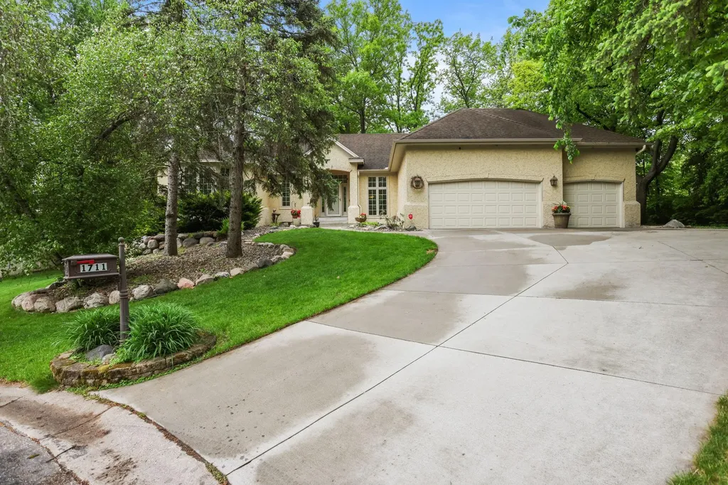 1711 Little Crow Drive South Saint Paul MN 55075