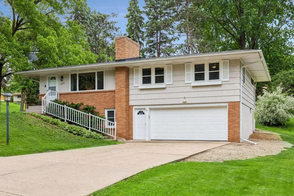 1353 Hillcrest Drive NE Fridley MN 55432