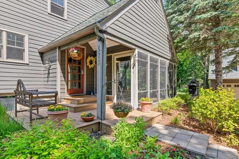 523 Roselawn Avenue W Roseville MN 55113