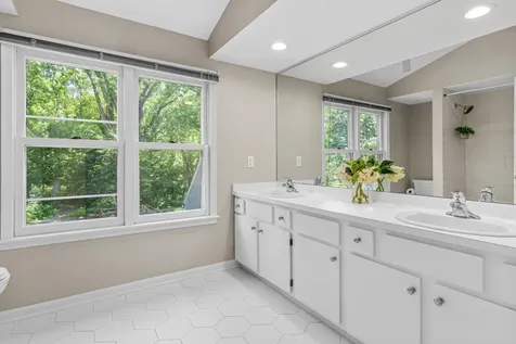 523 Roselawn Avenue W Roseville MN 55113
