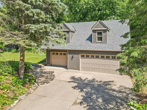 523 Roselawn Avenue W Roseville MN 55113