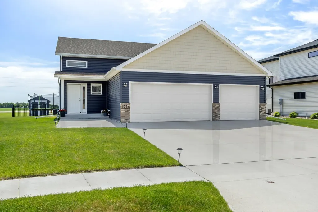 1714 75th Avenue S Fargo ND 58104