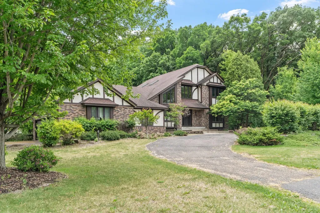 1952 Safari Trail Eagan MN 55122