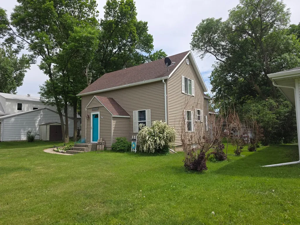 321 Sioux Street Holland MN 56139