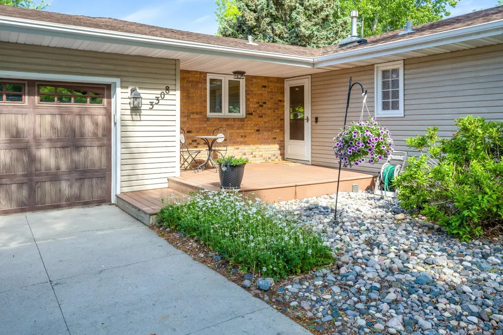 3308 Elm Street N Fargo ND 58102