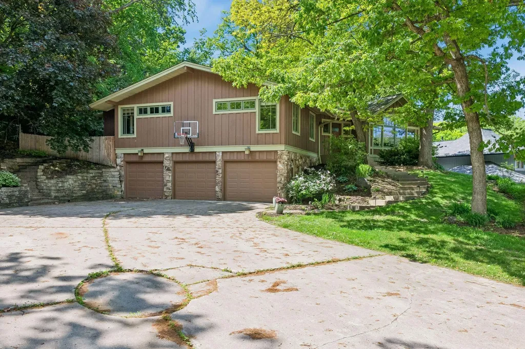 6201 Scotia Drive Edina MN 55439