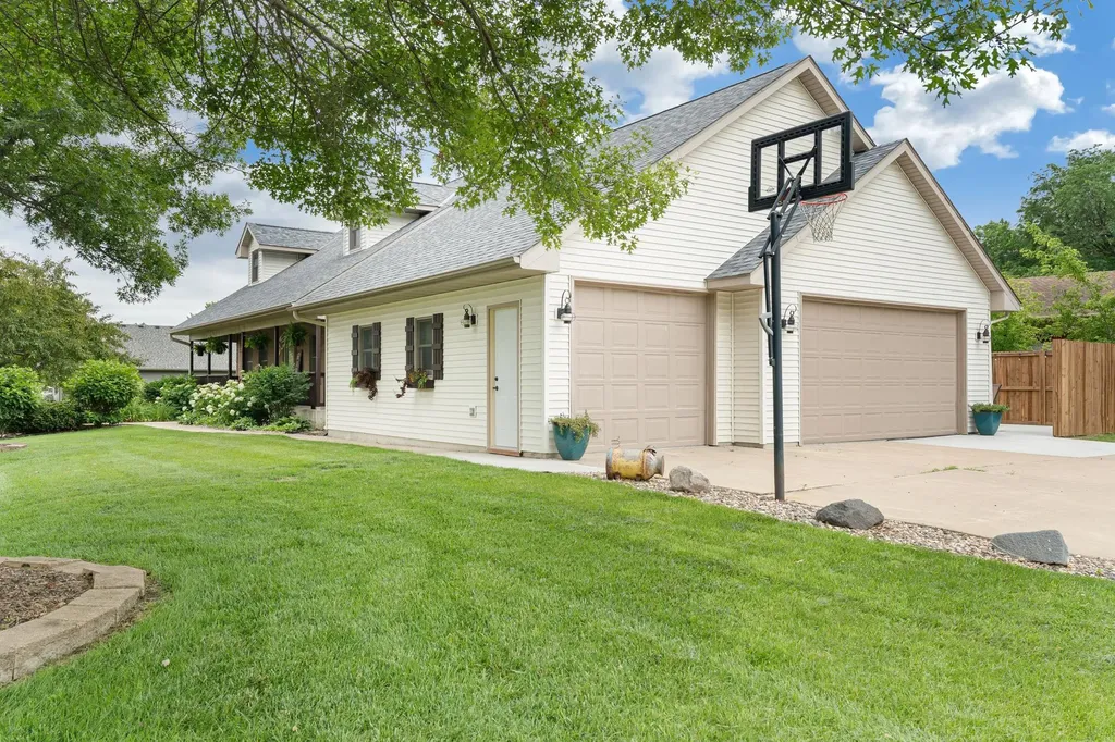 1845 Paulis Drive Faribault MN 55021