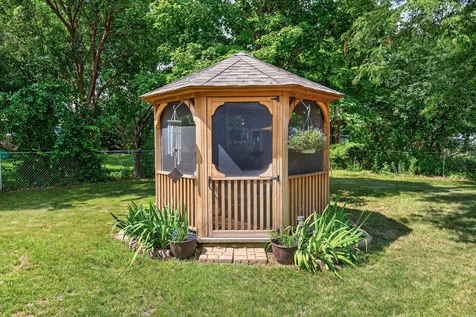 5517 James Avenue N Brooklyn Center MN 55430